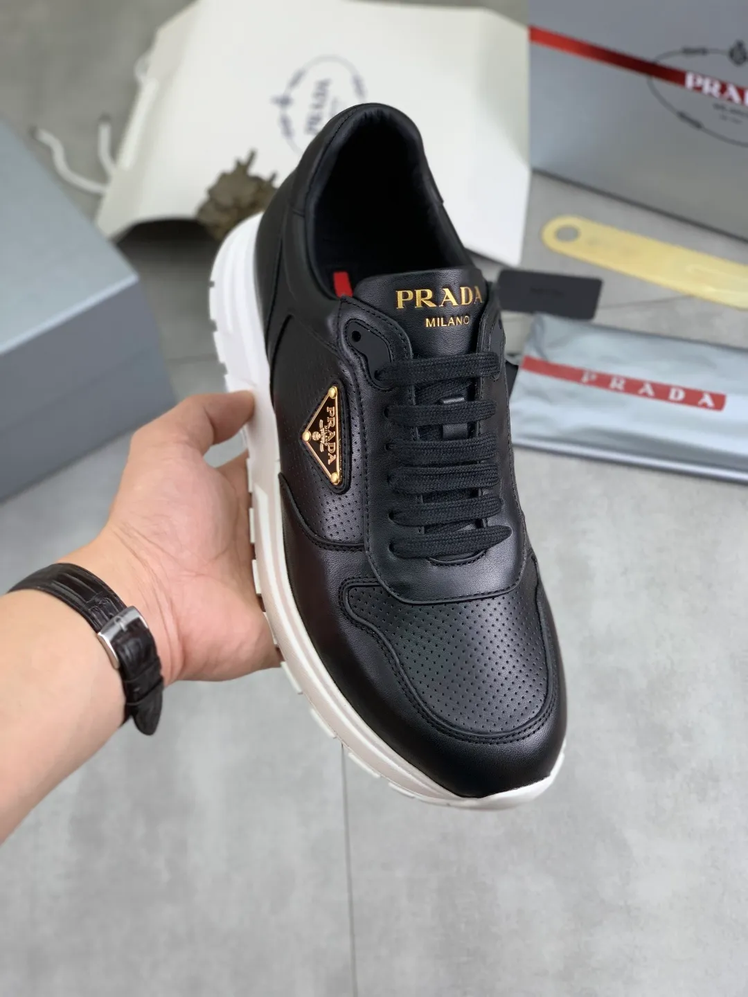 Men's shoes 💰P580💰 [New style] High version official website popular models are on the market, 🆘 Trendy brand (Prada) mainly promotes popular models, avant-garde and versatile fashion men's shoes private version mold opening, cowhide surface splicing 1:1.. Fashionable and simple, original imported cowhide lining cowhide feet; the atmosphere and personality are more fashionable, eye-catching and pursuing class. It will subvert the old idea and be a must-have for fashion trendsetters with you! Must keep it for yourself! Tall and comfortable, large and low, high-end quality workmanship. Size: 38-45; 5️⃣ colors available.